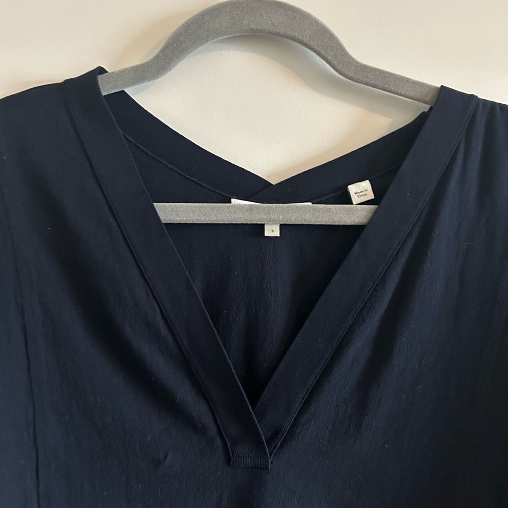 VINCE Three-Quarter Sleeve V-neck Top - Picture 4 of 10